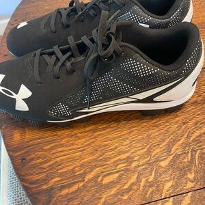 Under Armour Black and White Athletic Molded Cleats New Size 10